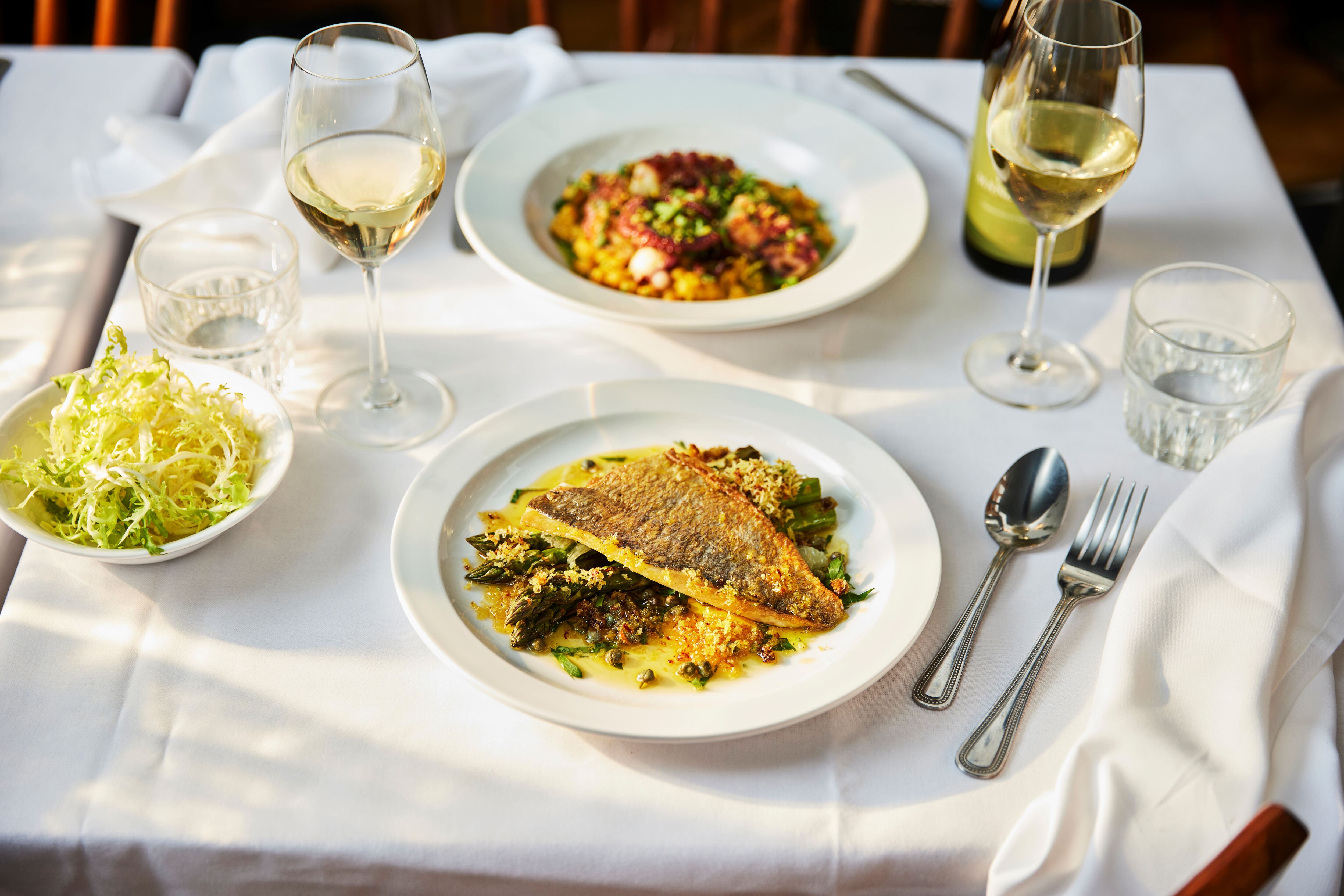 A dish of bream and asparagus