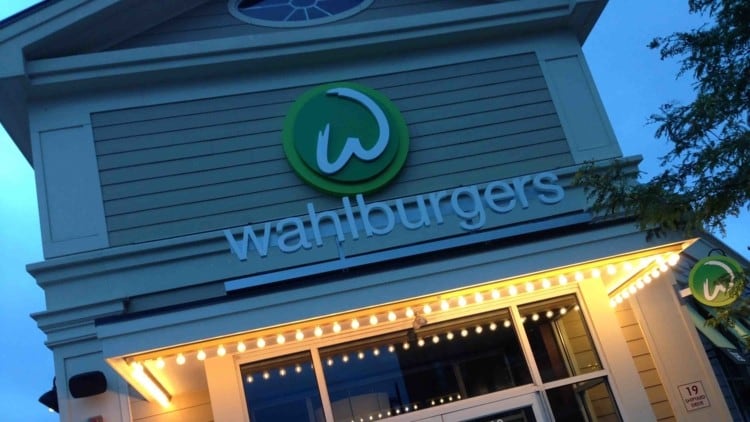 Mark-Wahlberg-and-his-brothers-to-bring-their-burger-chain-to-the-UK_wrbm_large.jpg