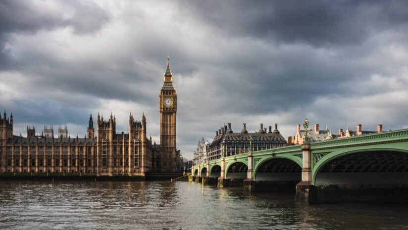 Government sets timetable for ‘ending’ zero hours contracts and tightening tipping laws