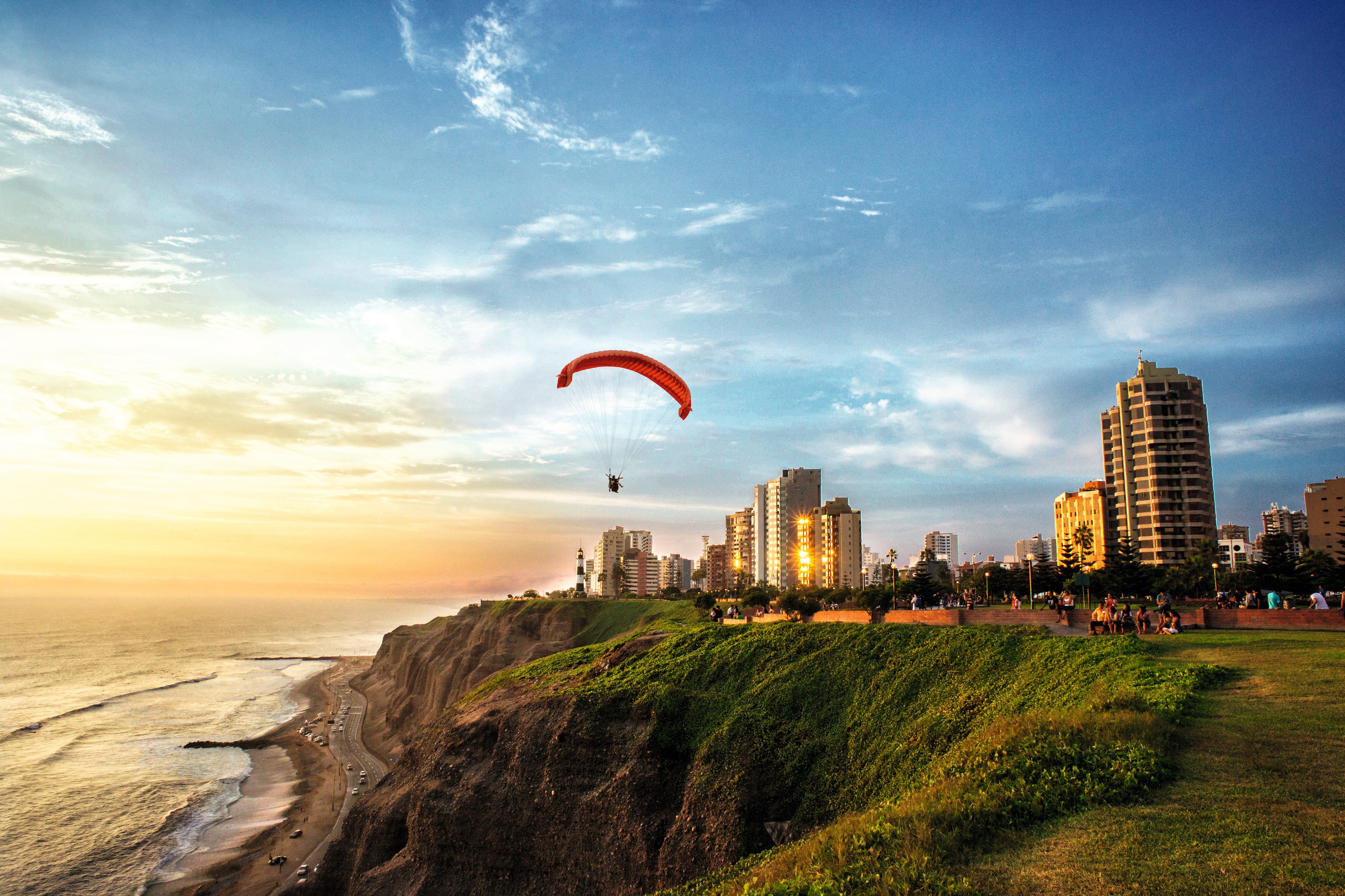 Parapente en el malecón de Miraflores.