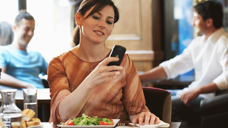 woman_using-_phoner_in_restaurant.png