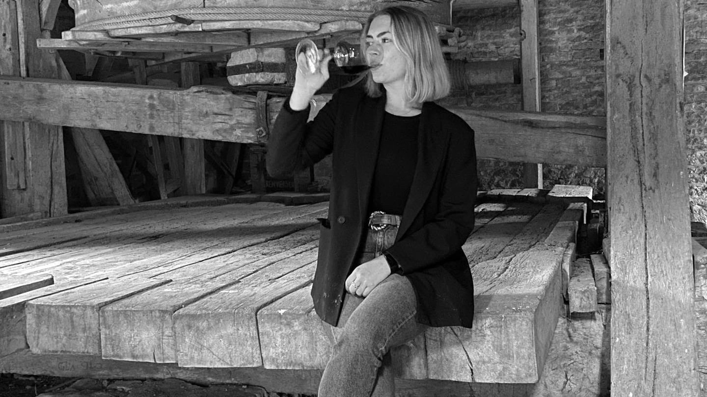 Georgia Cummings worked at her parent's Michelin-starred Burgundy hotel Abbaye de la Bussière before studying for a degree in wine and gastronomy