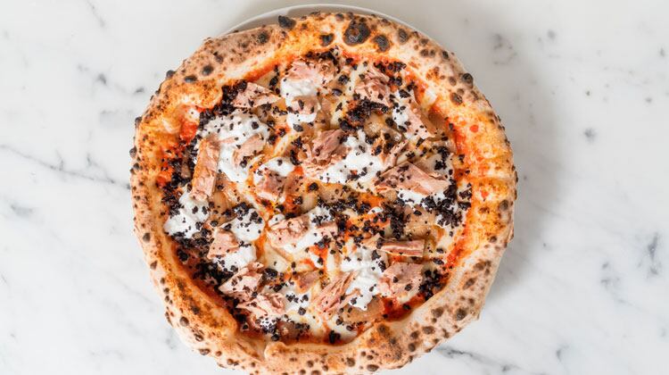 FATTO-A-MANO_TONNO-BURRATA-PESTO-ROSSO__Credit_-Xavier-Buendia-pizza.jpg