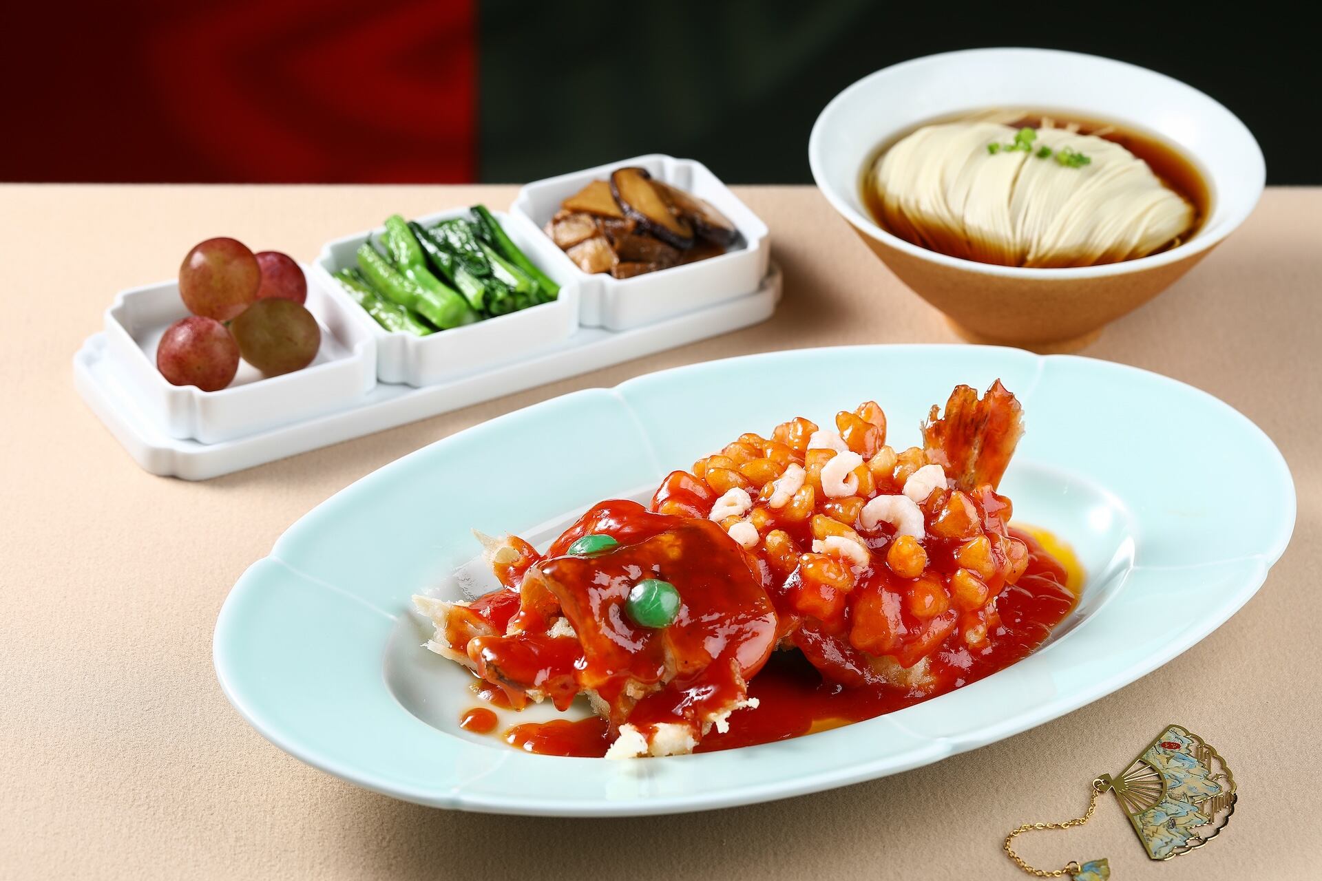 Songhelou's signature dish of deep-fried squirrel-shaped bass