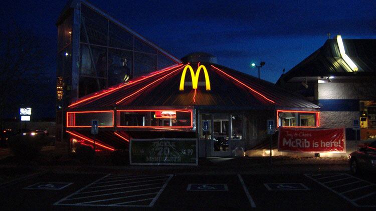 Roswell_McDonald-s_-_panoramio-wev.jpg