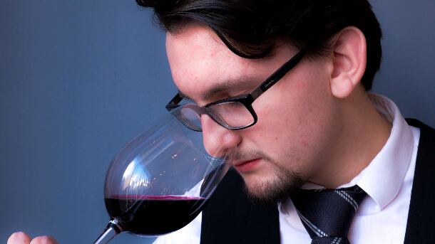sommelier-610-smell.jpg