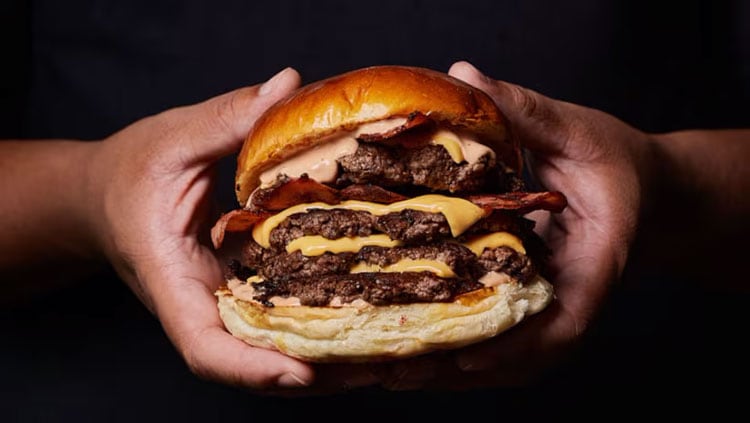 Amsterdam-founded smash burger brand Fat Phill’s has signed a franchise
agreement with Freshly Baked to develop the brand across the UK. Initially, Freshly Baked will look to open three sites between 1,000sq ft and
1,800sq ft on busy Greater London high streets but hopes to launch 100
sites over the next 10 years.